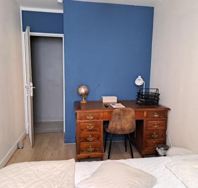 Chambre confortable - SDB commune - parking privé