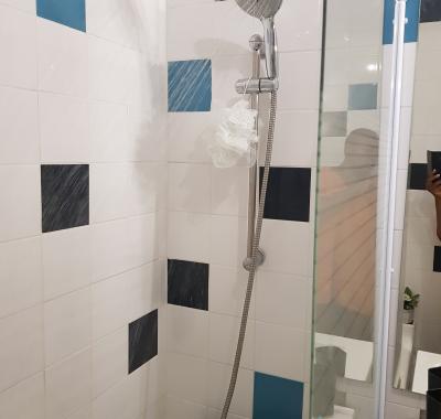 Chambre confortable - SDB commune - parking privé