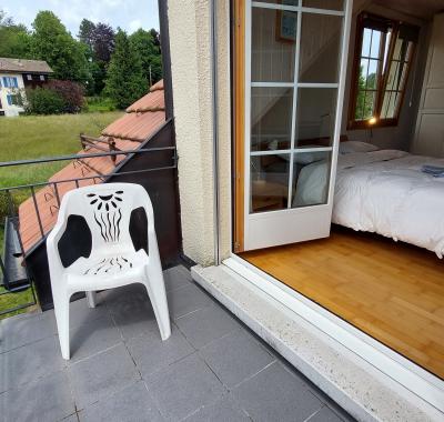 Chambre av. balcon dans villa/près EHL