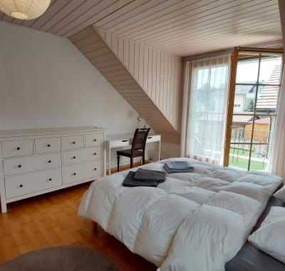 Chambre av. balcon dans villa/près EHL