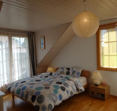 Chambre av. balcon dans villa/près EHL