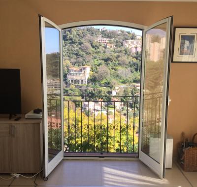 Chambres ou étage dans une villa de luxe. Piscine et salle de sport.