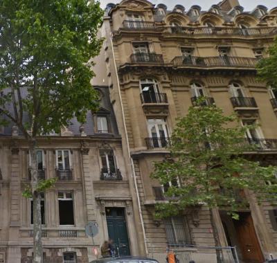 Studio avec entrée indépendante, piano, cuisinette, salle de bain