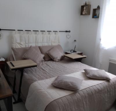 Chambre avec grand lit