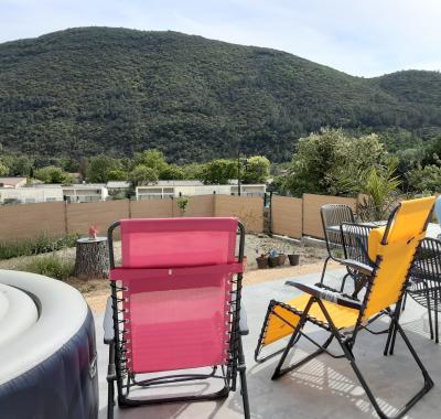 Chambre avec grand lit