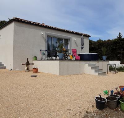 Chambre avec grand lit