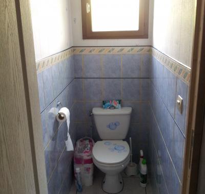 Chambre avec bureau au 1er étage d'une maison.