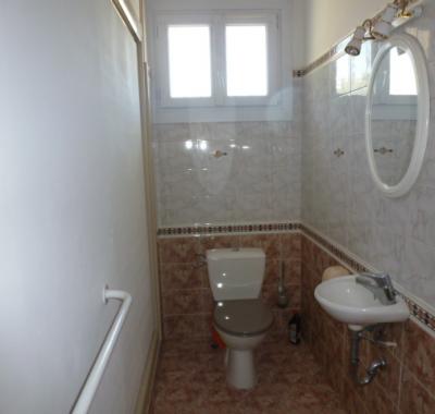 Grande pièce de 34 M2 dans maison de ville