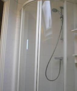 Chambre indépendante tout confort -10 mn du centre-ville