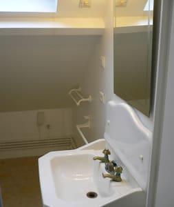 Chambre indépendante tout confort -10 mn du centre-ville