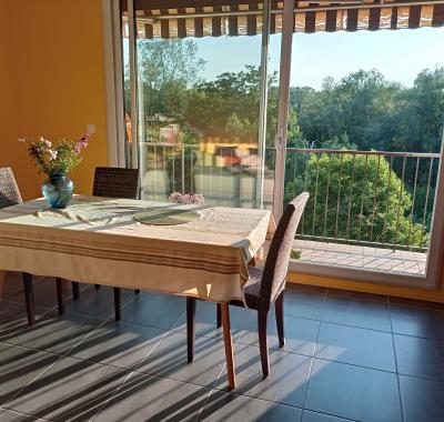 Chambre claire, calme, confortable