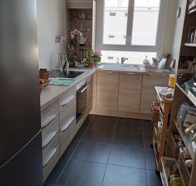 Chambre claire, calme, confortable