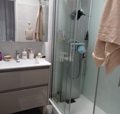 Chambre claire, calme, confortable