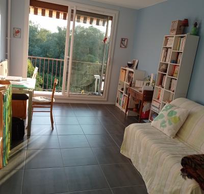 Chambre claire, calme, confortable