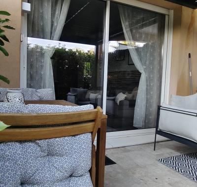 Studio tout équipé avec terrasse et place de parking