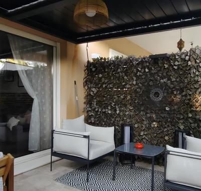 Studio tout équipé avec terrasse et place de parking