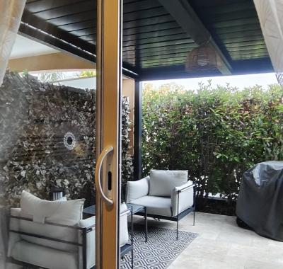 Studio tout équipé avec terrasse et place de parking