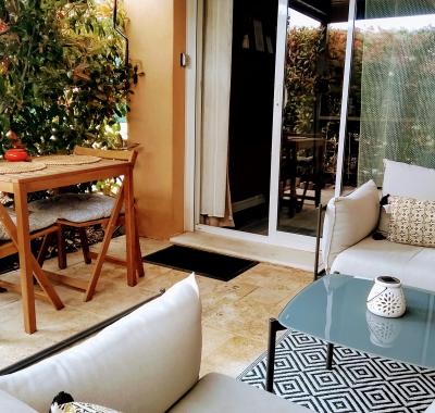 Studio tout équipé avec terrasse et place de parking