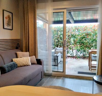 Studio tout équipé avec terrasse et place de parking