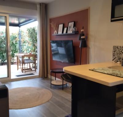 Studio tout équipé avec terrasse et place de parking