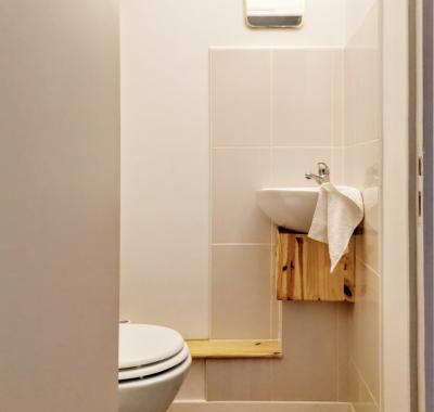 Chambre avec salle de bains privatives et toilettes fermées