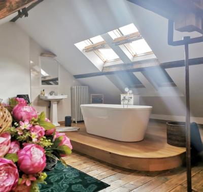 Chambre avec salle de bains privatives et toilettes fermées