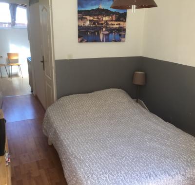 T2 Meublé avec Terrasse à 1 km de la plage