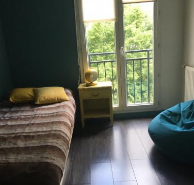 Grande chambre à louer uniquement pour fille