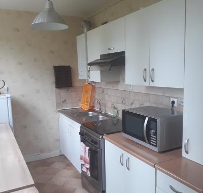 Une chambre disposition dans cololocation à 3