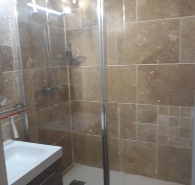 Une chambre disposition dans cololocation à 3