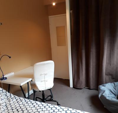 Une chambre disposition dans cololocation à 3