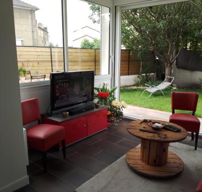 Chambre vue jardin dans maison avec jardin  proche St Lazare