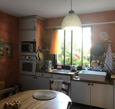 Chambre rouge confortable