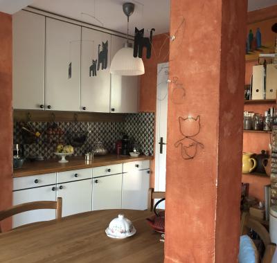 Chambre rouge confortable