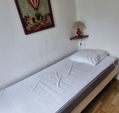 Chambre chez l'habitant. Lit simple. coté jardin