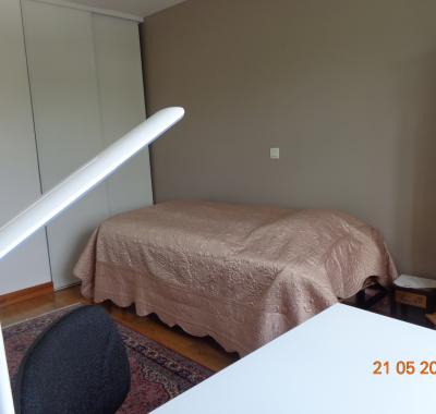 Belle chambre dans grande maison moderne