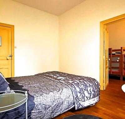 Suite meublée avec sanitaire et cuisine