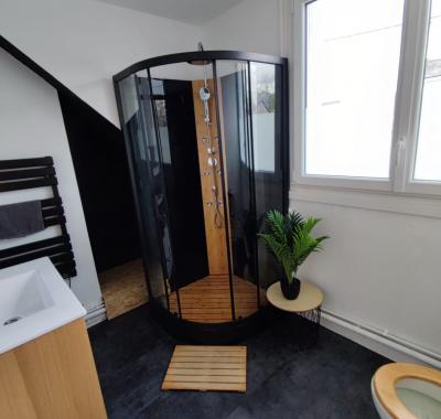 Chambre chaleureuse dans un quartier paisible