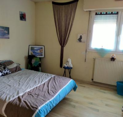 Je loue grande chambre dans maison.