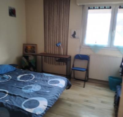 Je loue grande chambre dans maison.
