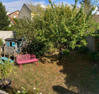 Chambre dans grande maison avec jardin