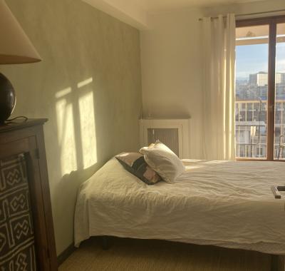 Chambre avec petite terrasse, spacieuse, belle vue, ensoleillee