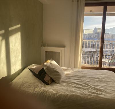Chambre avec petite terrasse, spacieuse, belle vue, ensoleillee