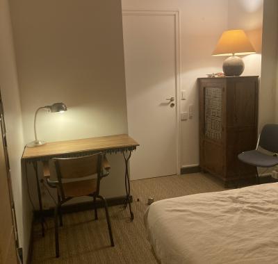 Chambre avec petite terrasse, spacieuse, belle vue, ensoleillee