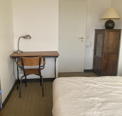 Chambre avec petite terrasse, spacieuse, belle vue, ensoleillee