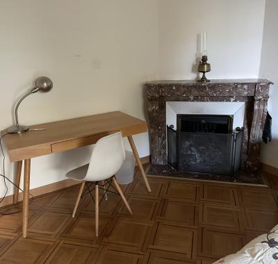 Grande chambre à louer dans appartement familial