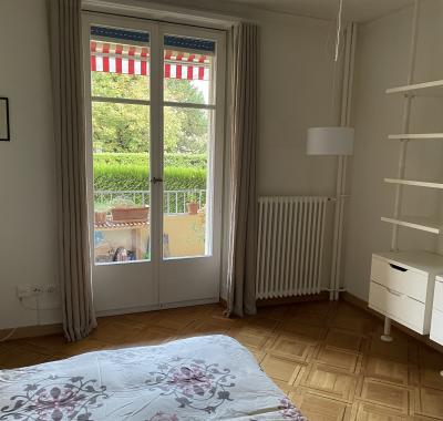 Grande chambre à louer dans appartement familial