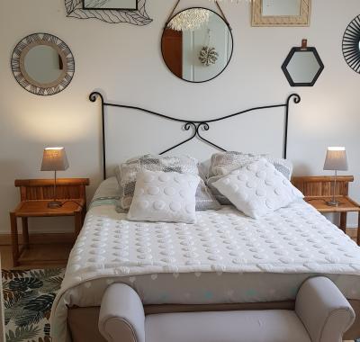 Grande chambre avec salon privé, dans charmante maison