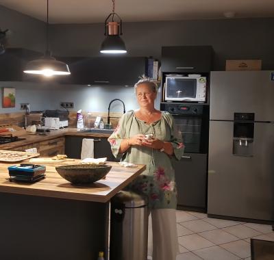 Grande chambre avec salon privé, dans charmante maison