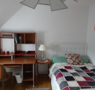 Chambre meublée à louer dans maison